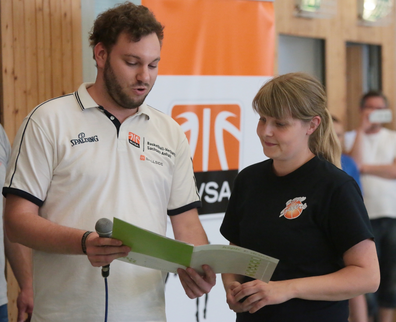 BVSA-Vorstand Philipp Streit überreicht Anja Petermann die Ehrennadel des BVSA in Bronze // Foto: BVSA